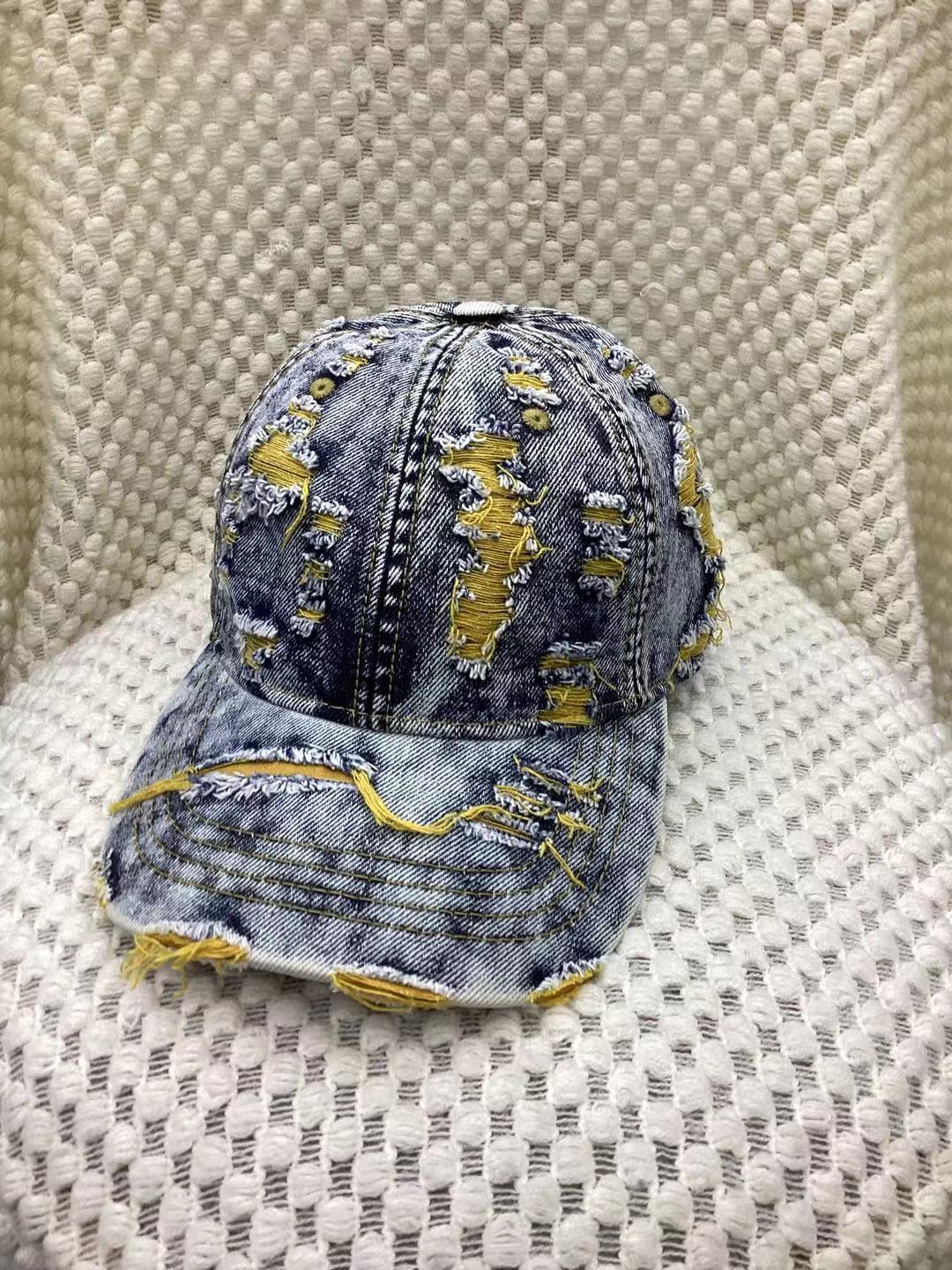 Casquette baseball jaune en denim destroyed avec effet déchiré, style streetwear
