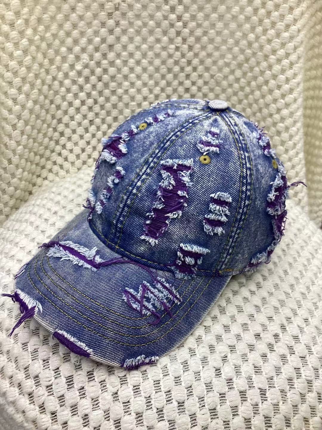 Casquette baseball jaune en denim destroyed avec effet déchiré, style streetwear