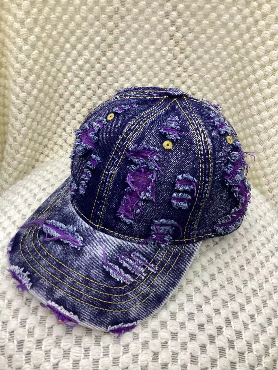Casquette baseball jaune en denim destroyed avec effet déchiré, style streetwear