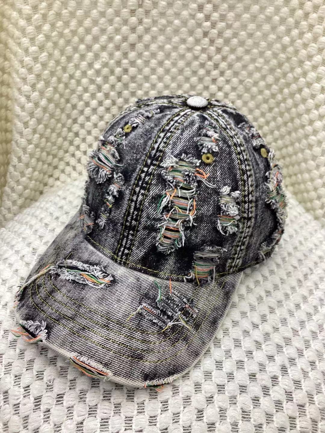 Casquette baseball jaune en denim destroyed avec effet déchiré, style streetwear