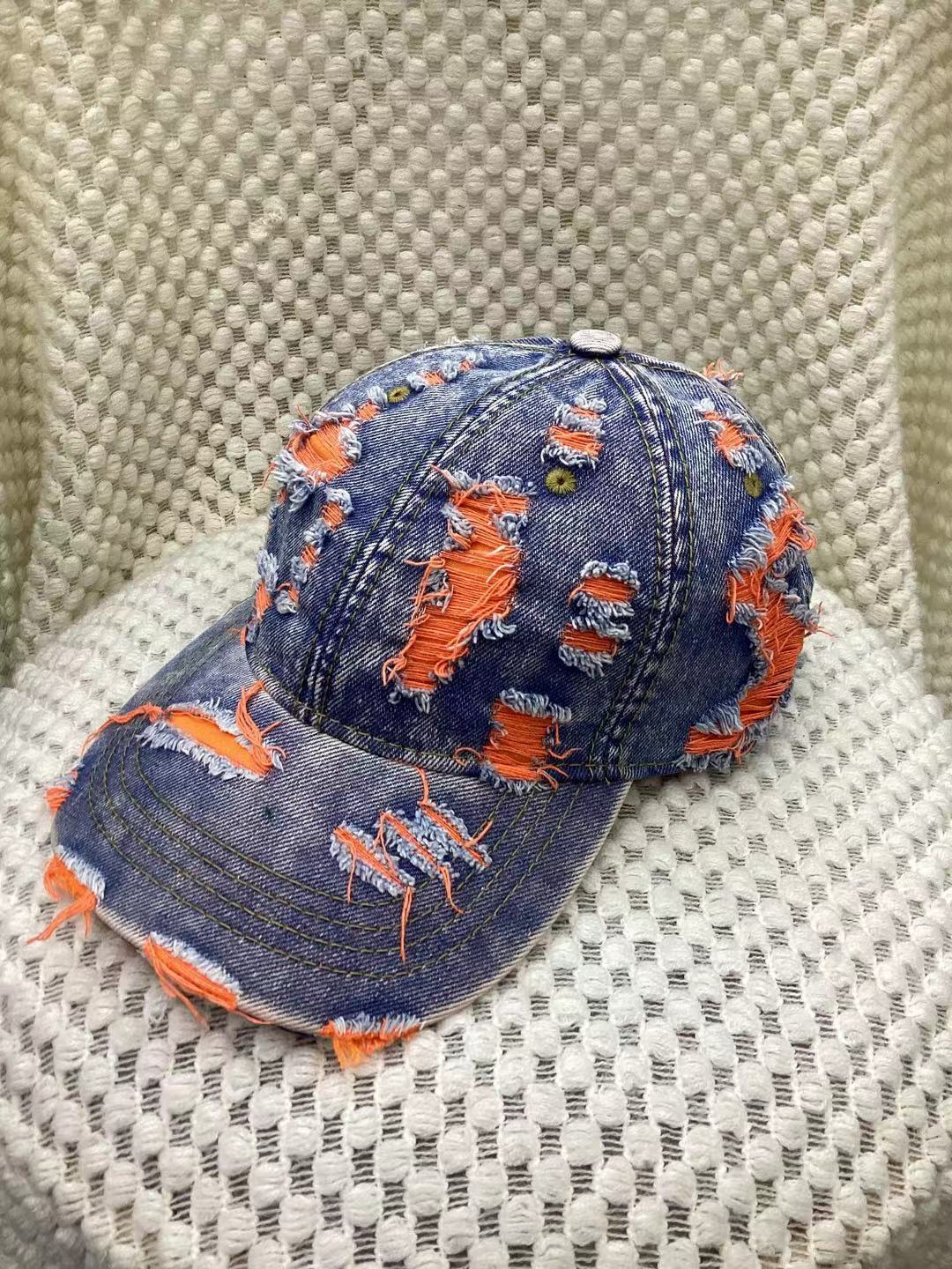 Casquette baseball jaune en denim destroyed avec effet déchiré, style streetwear
