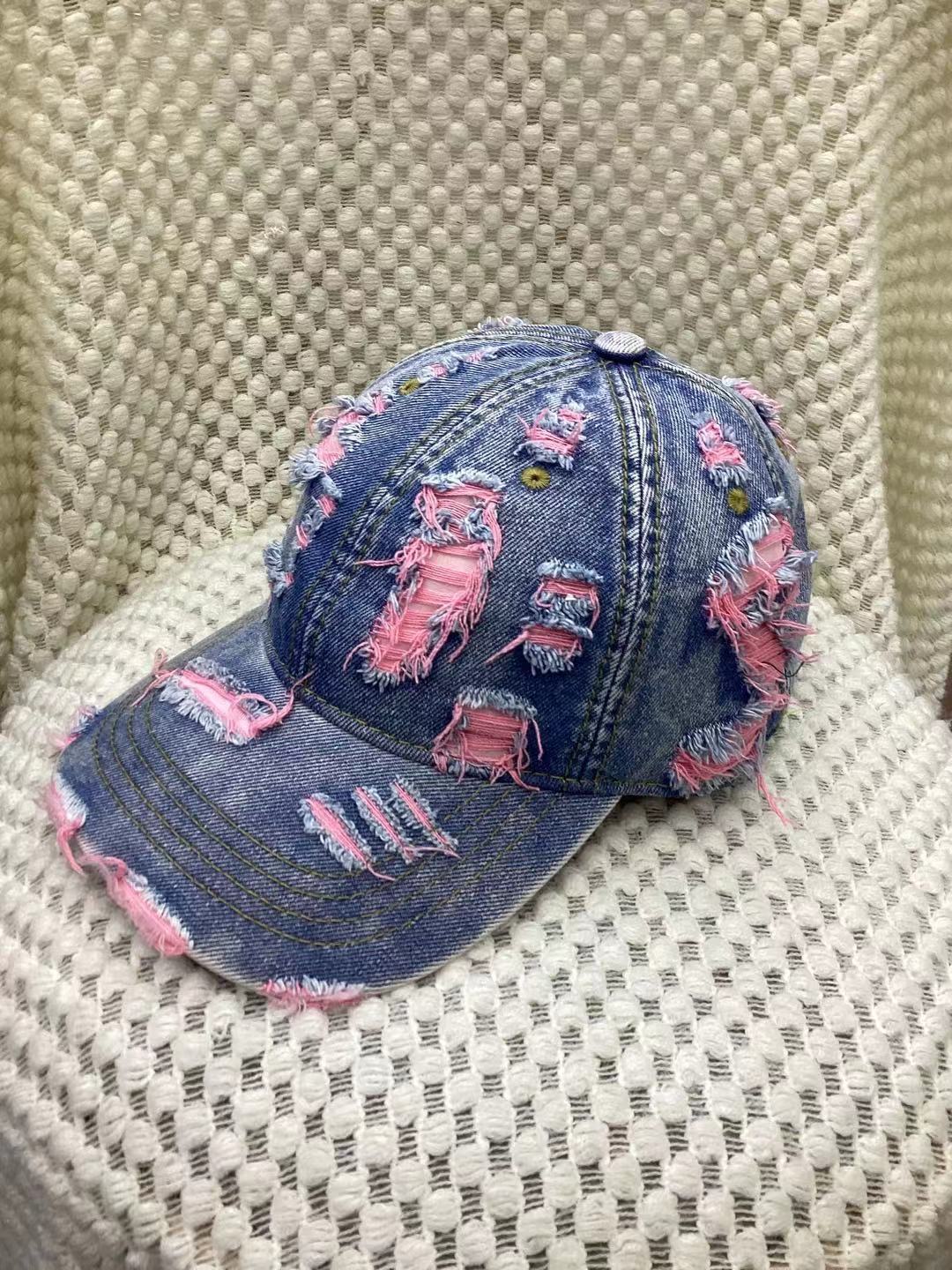 Casquette baseball jaune en denim destroyed avec effet déchiré, style streetwear