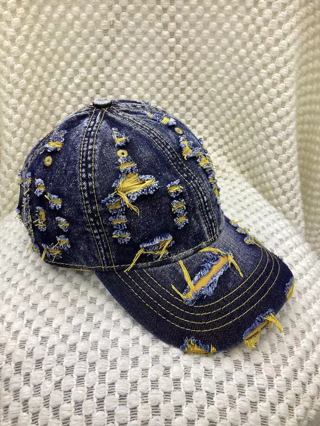 Casquette baseball jaune en denim destroyed avec effet déchiré, style streetwear