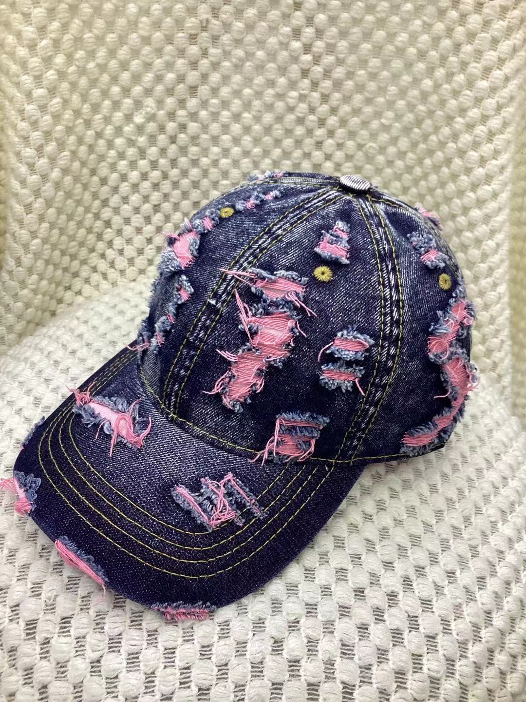 Casquette baseball jaune en denim destroyed avec effet déchiré, style streetwear