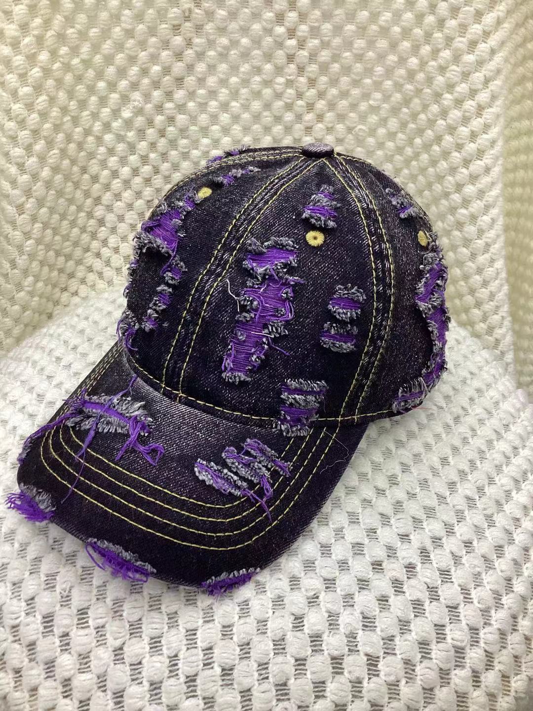 Casquette baseball jaune en denim destroyed avec effet déchiré, style streetwear