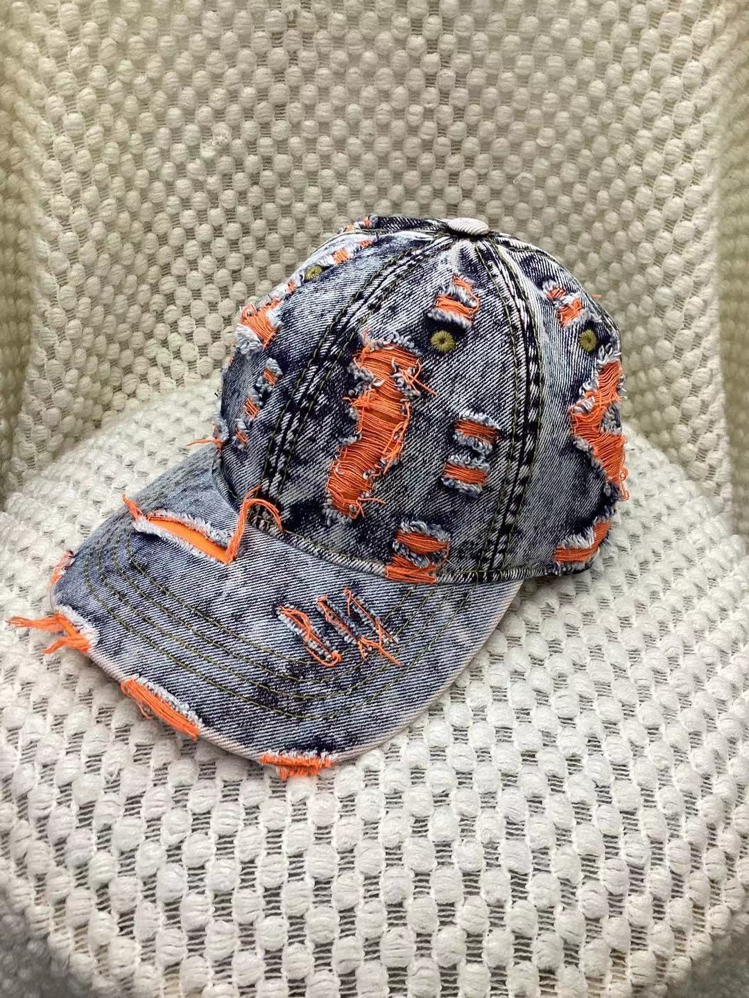 Casquette baseball jaune en denim destroyed avec effet déchiré, style streetwear