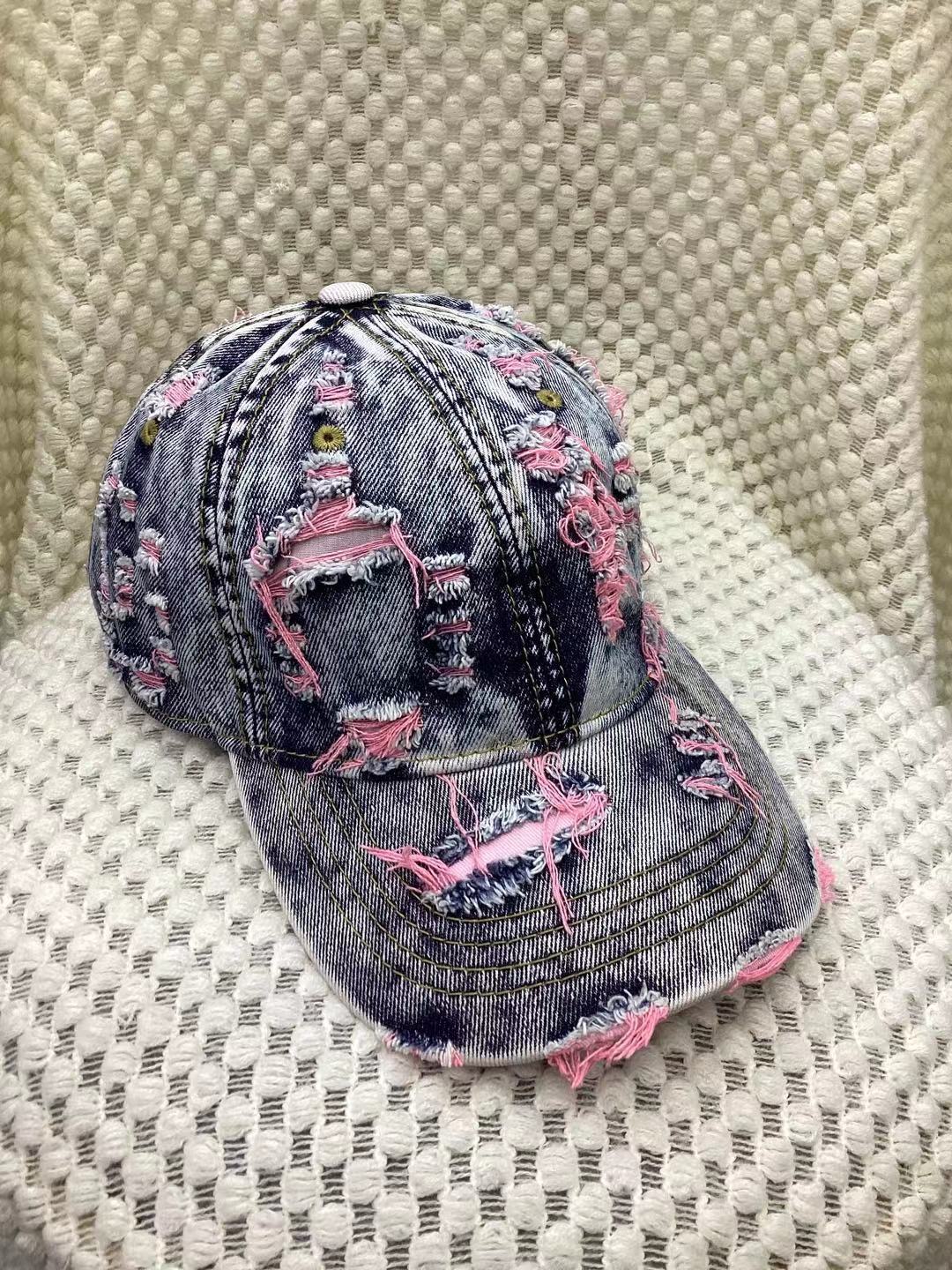 Casquette baseball jaune en denim destroyed avec effet déchiré, style streetwear