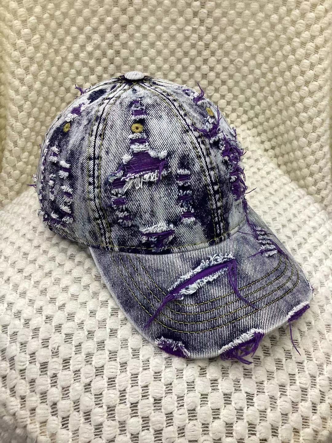 Casquette baseball jaune en denim destroyed avec effet déchiré, style streetwear