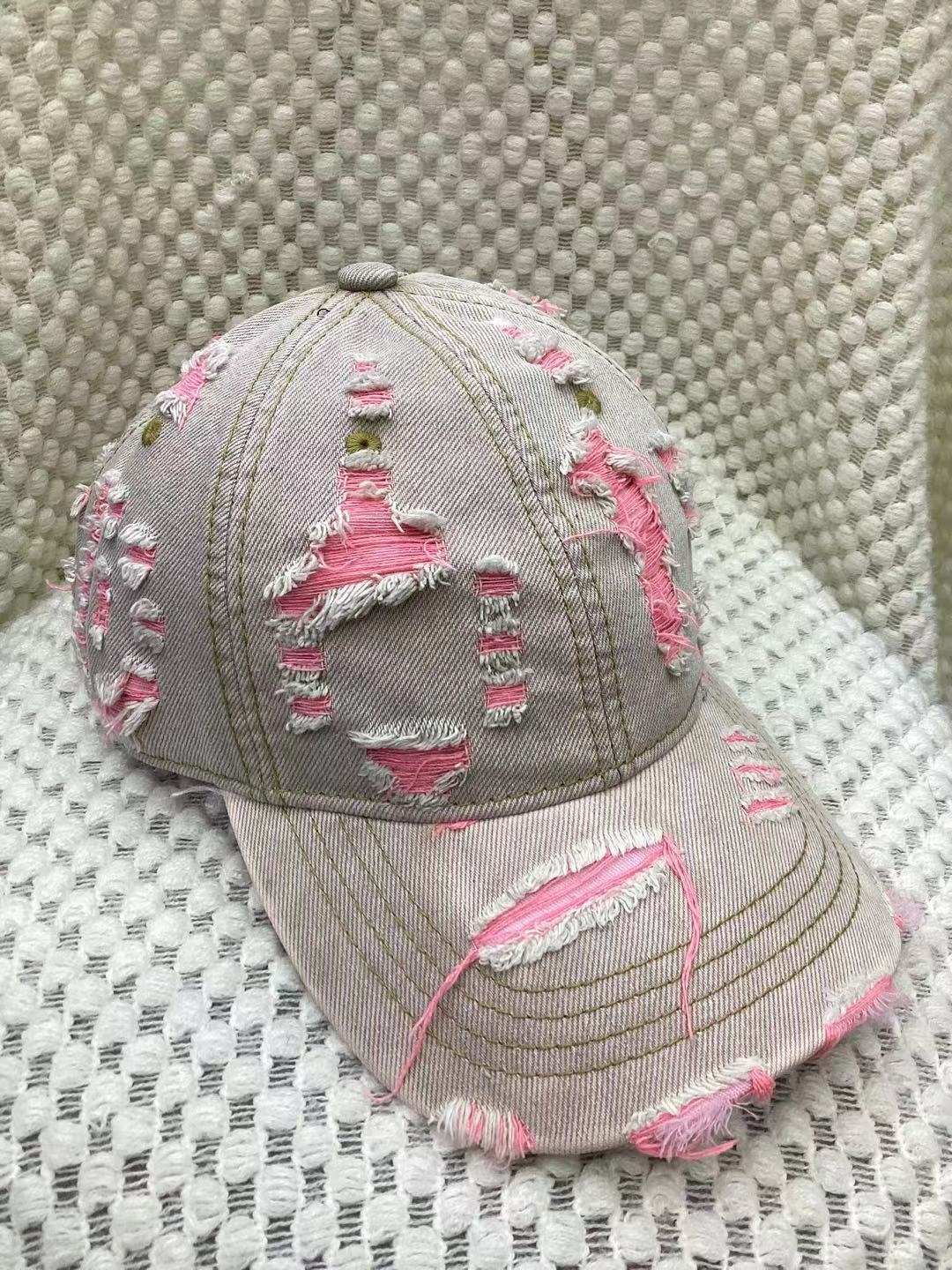 Casquette baseball jaune en denim destroyed avec effet déchiré, style streetwear