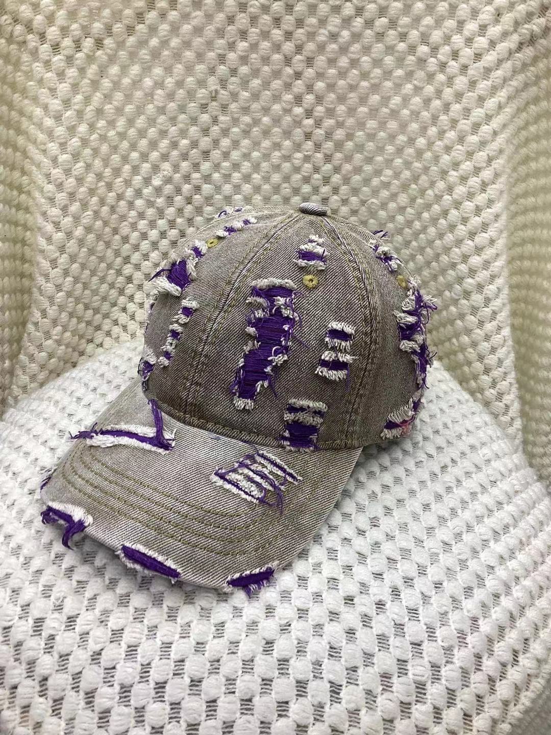 Casquette baseball jaune en denim destroyed avec effet déchiré, style streetwear