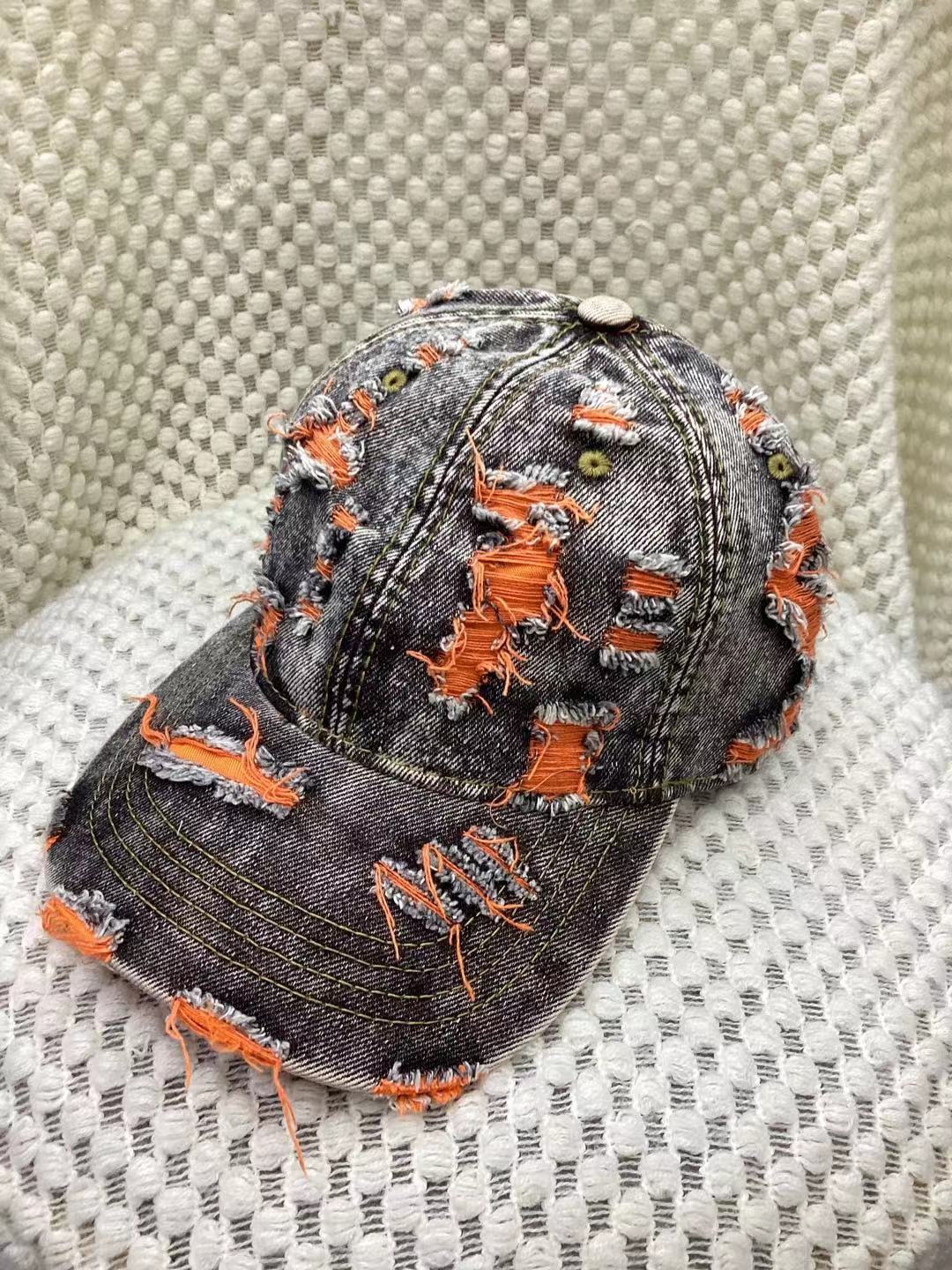 Casquette baseball jaune en denim destroyed avec effet déchiré, style streetwear