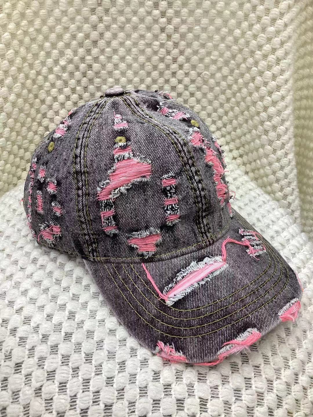 Casquette baseball jaune en denim destroyed avec effet déchiré, style streetwear