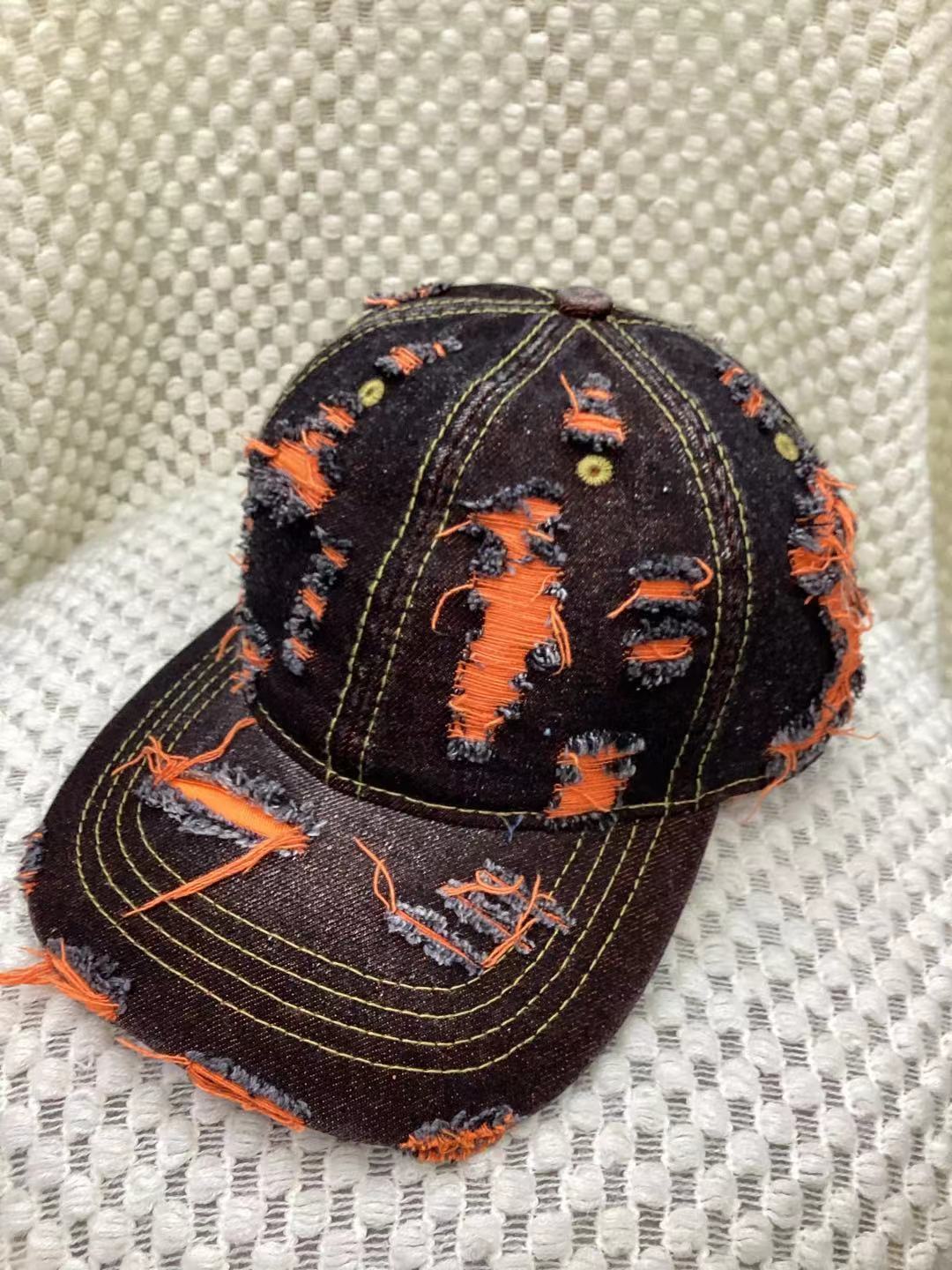 Casquette baseball jaune en denim destroyed avec effet déchiré, style streetwear