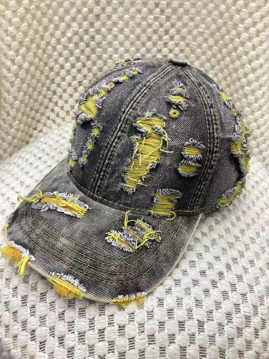 Casquette baseball jaune en denim destroyed avec effet déchiré, style streetwear