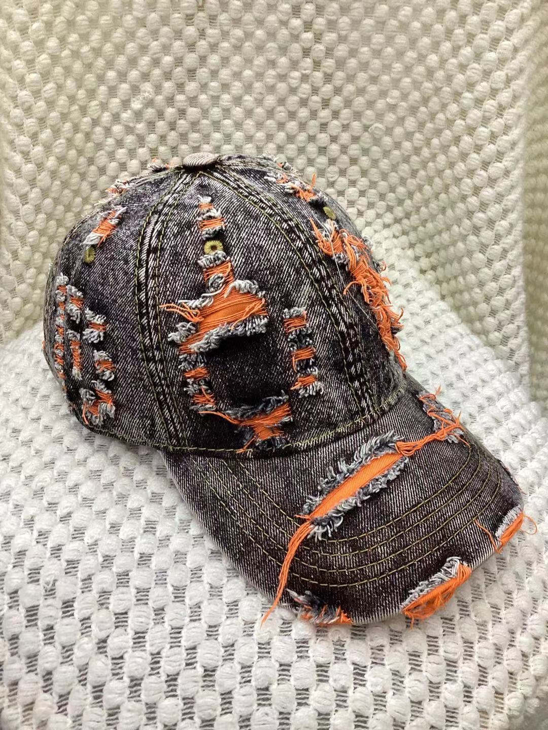 Casquette baseball jaune en denim destroyed avec effet déchiré, style streetwear