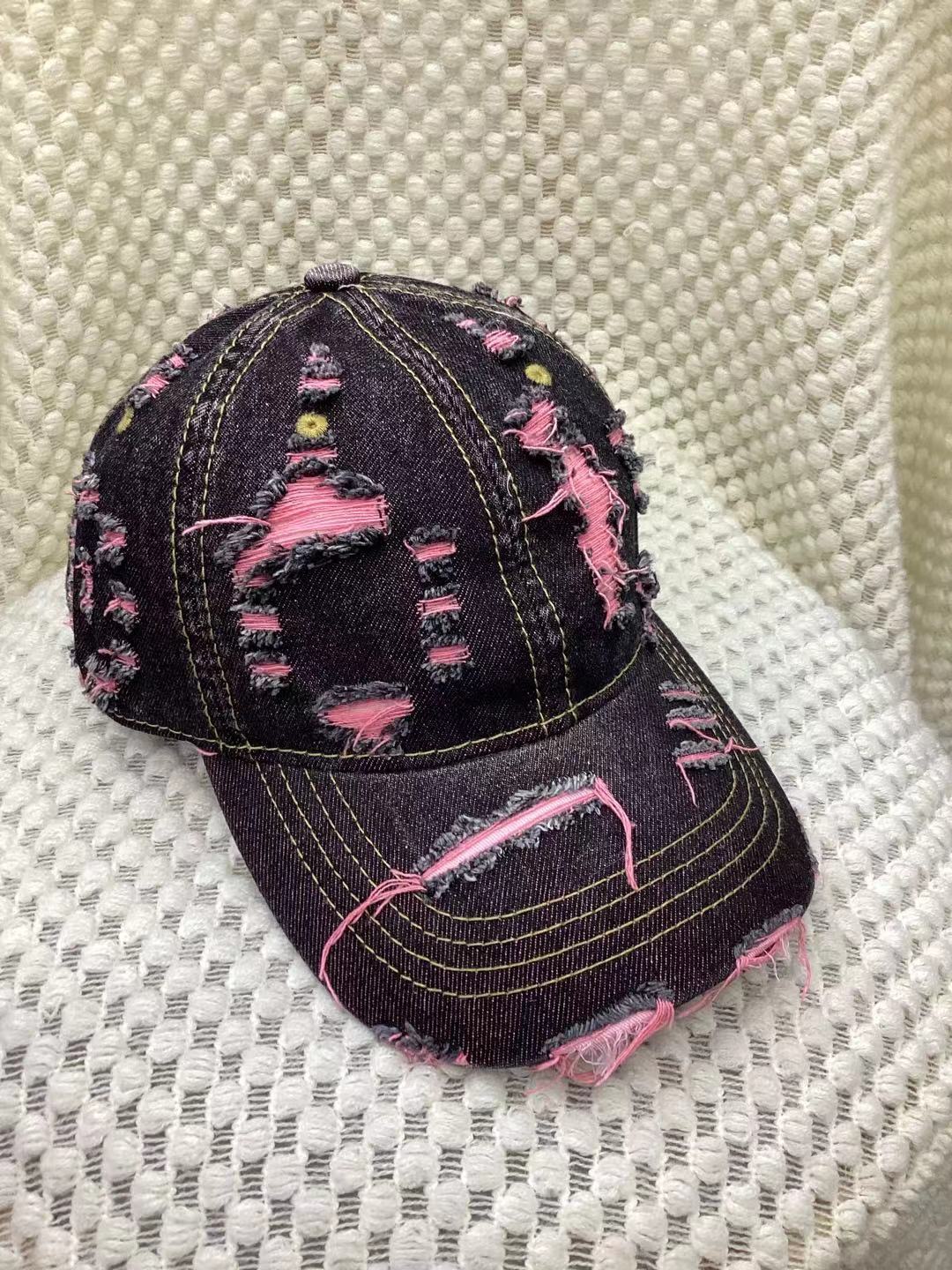 Casquette baseball jaune en denim destroyed avec effet déchiré, style streetwear