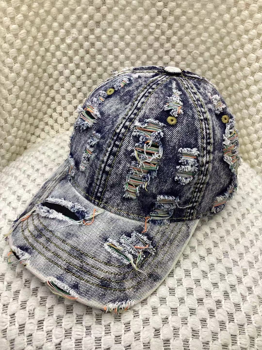 Casquette baseball jaune en denim destroyed avec effet déchiré, style streetwear