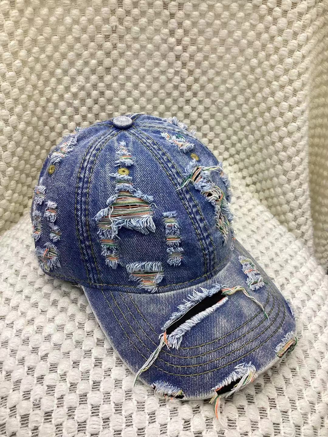Casquette baseball jaune en denim destroyed avec effet déchiré, style streetwear