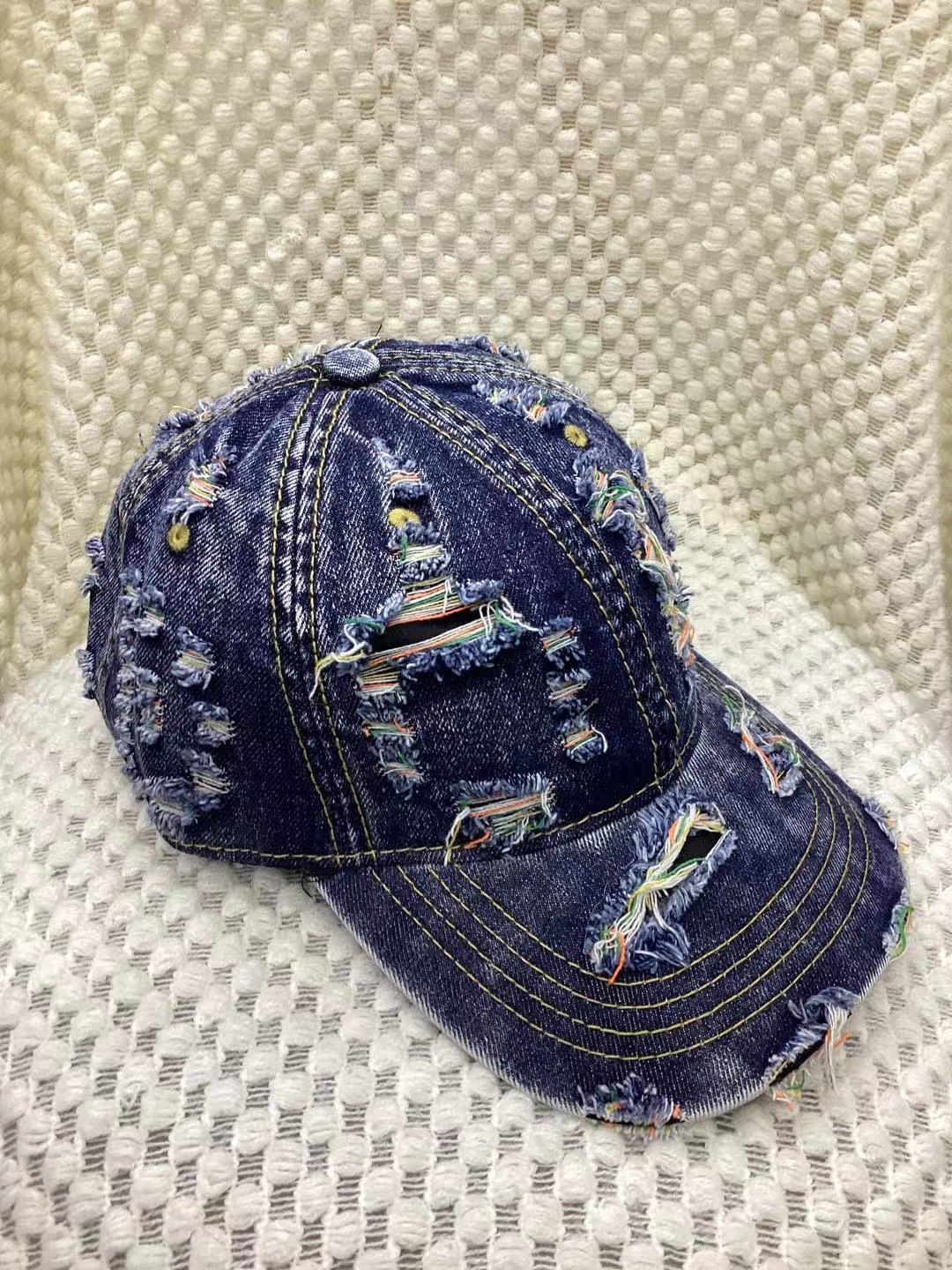 Casquette baseball jaune en denim destroyed avec effet déchiré, style streetwear