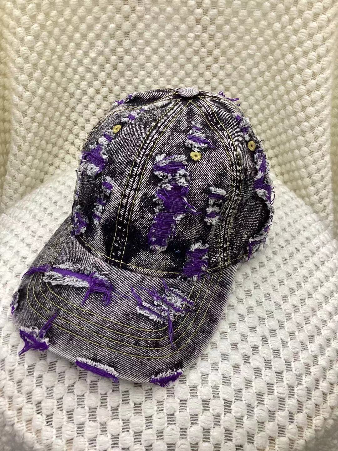 Casquette baseball jaune en denim destroyed avec effet déchiré, style streetwear